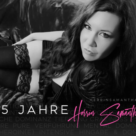 Herrin Samantha im Fetischoutfit auf dem Sofa