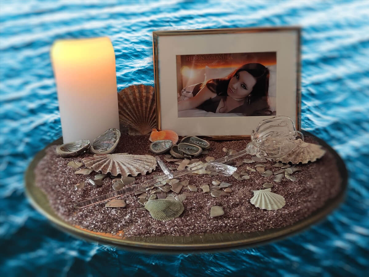 Ein sommerlicher Altar von Komet mit Urlaubselementen