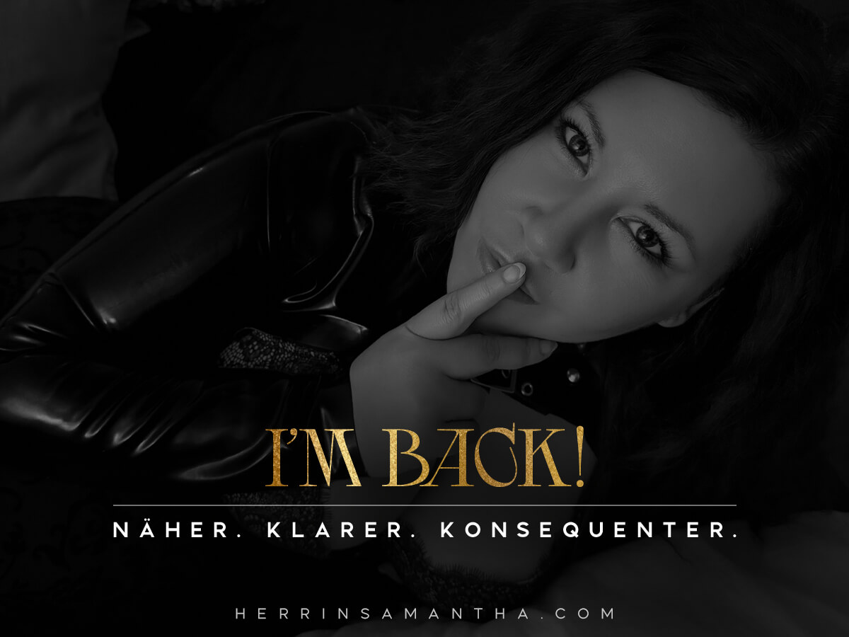 Herrin Samantha in einem sexy Latex Outfit und der Aufschrift I'm back!